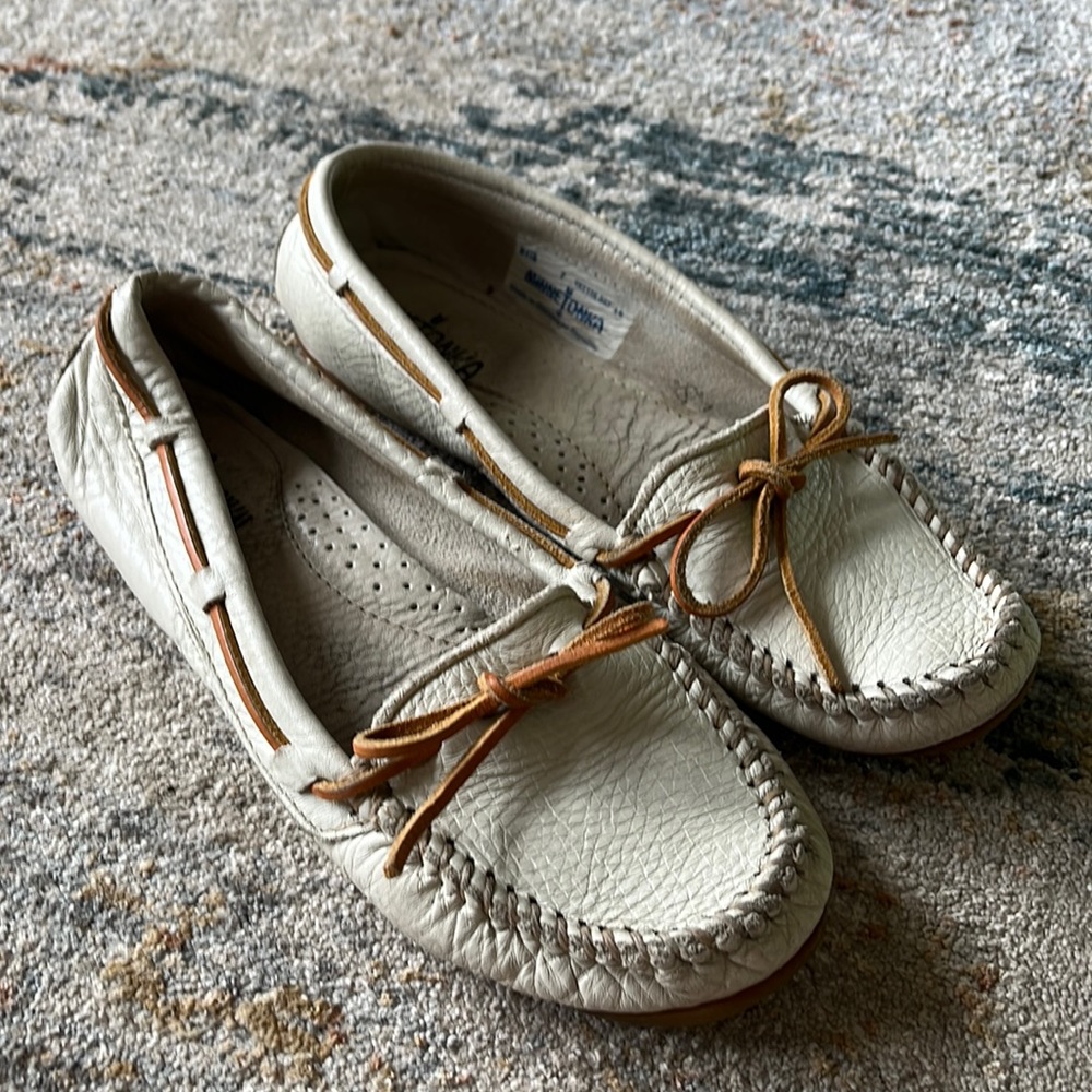 Minnetonka Cream Leather Moccasin Loafers with Tan Laces
